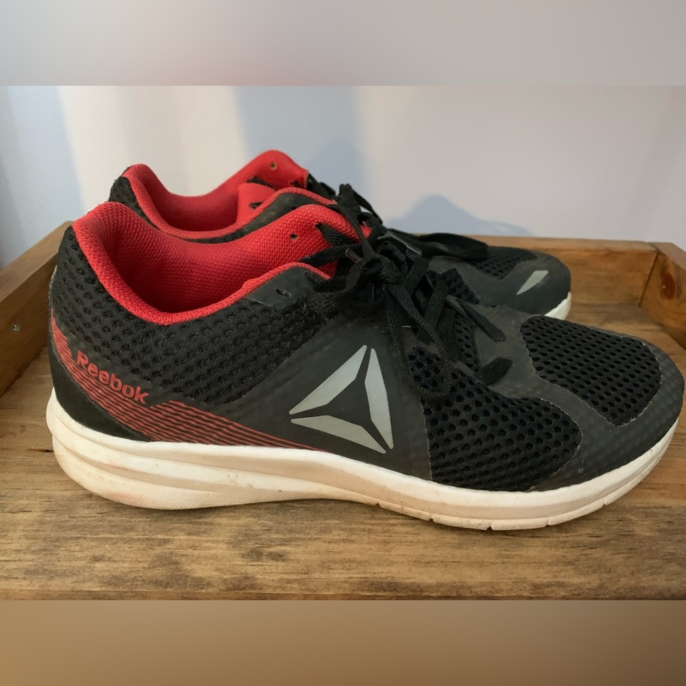 Men’s Size 7.5 Reebok Comfort Footbed Black & Red Sneakers